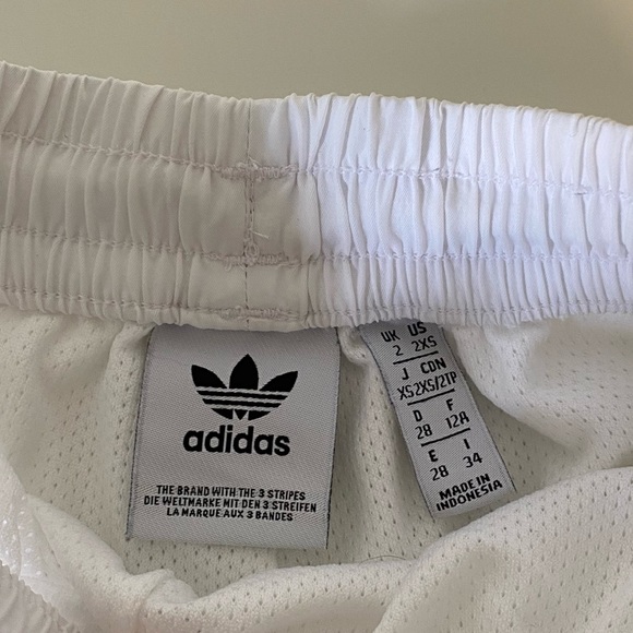 2XS baggy white Adidas shorts - Picture 2 of 4